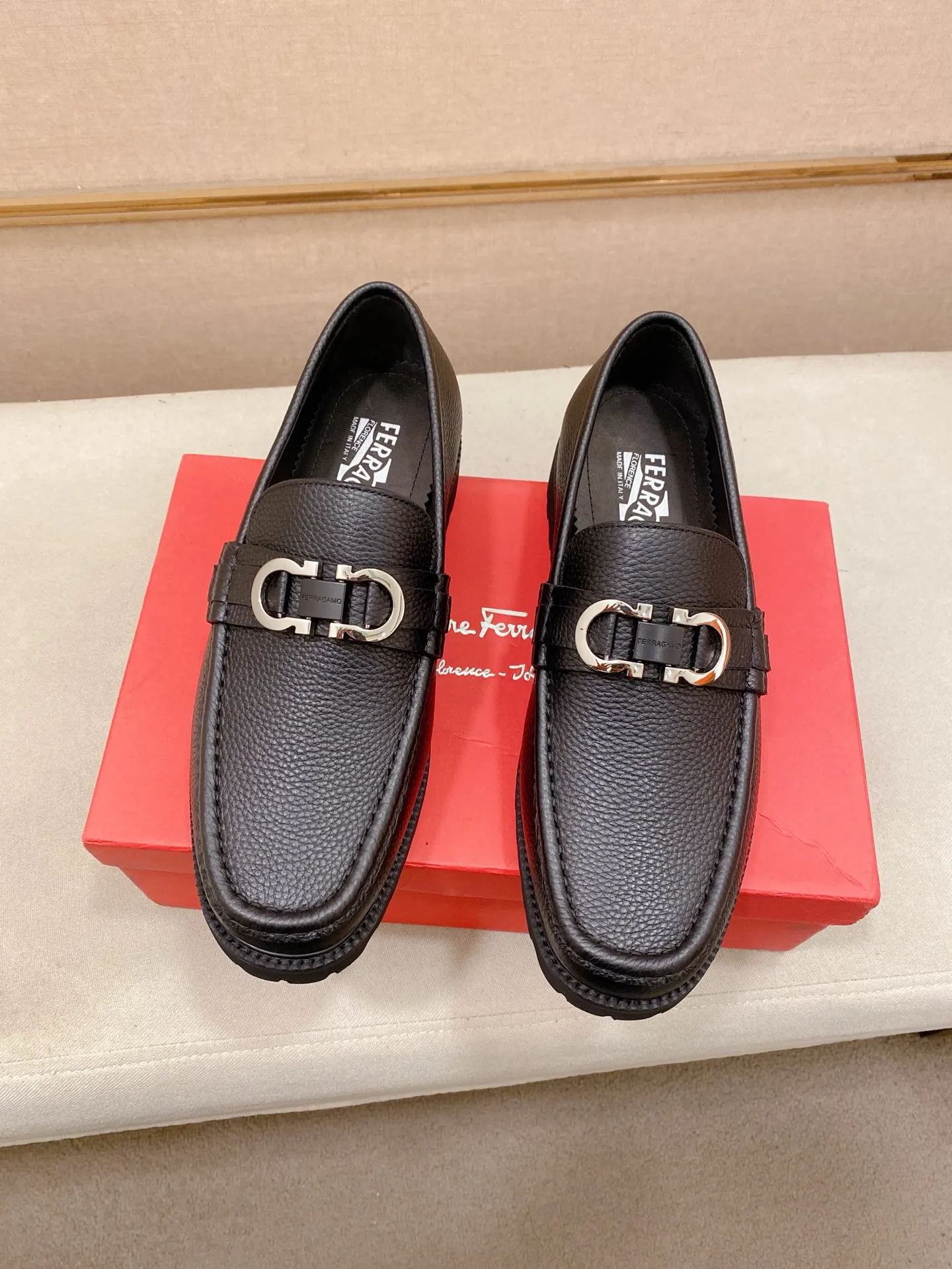 Men's shoes💰: 560💰 High version Ferragamo quality! 🆕🆕Exclusive hot-selling products in stock🔥🔥New products on the shelves, high-quality shoes, high-end driving shoes, with complete packaging! 💪 💪 Material: imported patented cowhide 🐂 + imported high-quality water-dyed cowhide lining + wear-resistant outsole 👍🏻👍🏻 Features: high-end and comfortable, purely handmade 🚀 🚀 Create the perfect shoes that suit you best 🔥 🔥 Size: (38-44) Can be customized 45 non-returnable!
